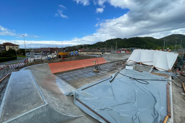 Aperçu des travaux de construction du nouveau parc de loisirs avec skatepark, installation de parkour et de street workout à Mendrisio.