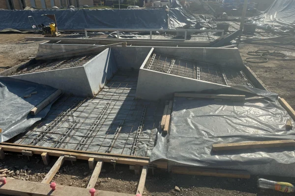 Aperçu des travaux de construction du nouveau parc de loisirs avec skatepark, installation de parkour et de street workout à Mendrisio.