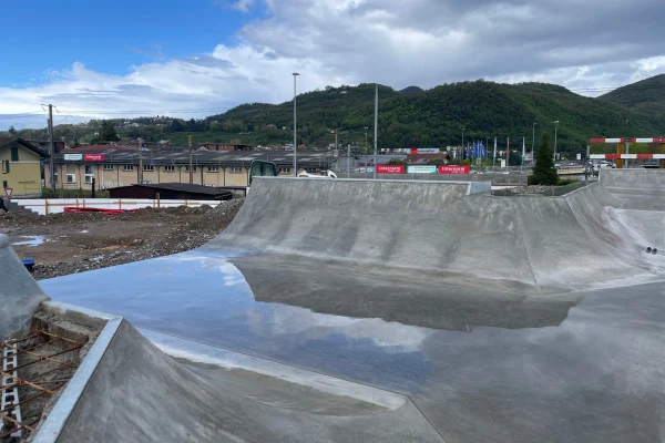 Aperçu des travaux de construction du nouveau parc de loisirs avec skatepark, installation de parkour et de street workout à Mendrisio.