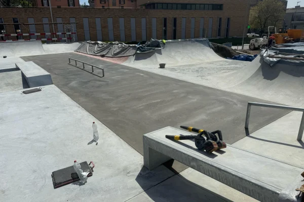 Aperçu des travaux de construction du nouveau parc de loisirs avec skatepark, installation de parkour et de street workout à Mendrisio.