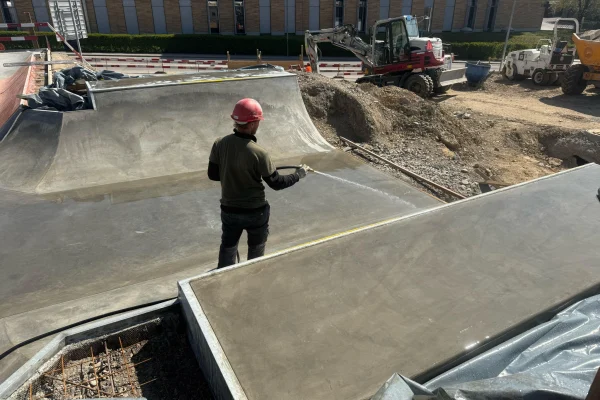 Aperçu des travaux de construction du nouveau parc de loisirs avec skatepark, installation de parkour et de street workout à Mendrisio.