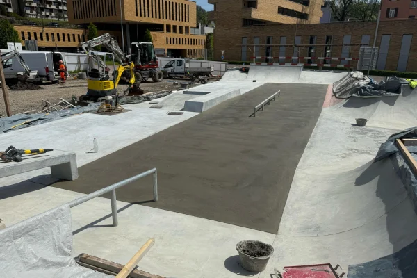 Aperçu des travaux de construction du nouveau parc de loisirs avec skatepark, installation de parkour et de street workout à Mendrisio.