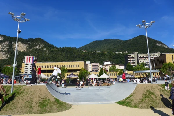 Impressions de l'inauguration du nouveau parc de loisirs avec skatepark, installation de parkour et de street workout à Mendrisio.