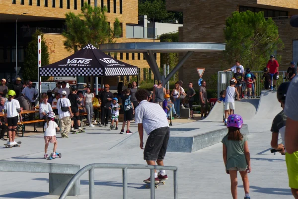 Impressions de l'inauguration du nouveau parc de loisirs avec skatepark, installation de parkour et de street workout à Mendrisio.