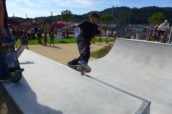 Impressions de l'inauguration du nouveau parc de loisirs avec skatepark, installation de parkour et de street workout à Mendrisio.