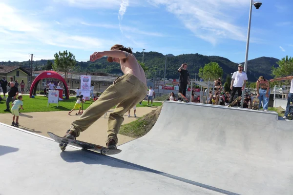 Impressions de l'inauguration du nouveau parc de loisirs avec skatepark, installation de parkour et de street workout à Mendrisio.