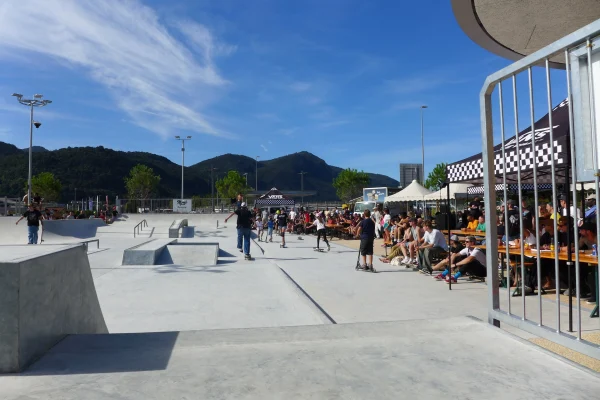 Impressions de l'inauguration du nouveau parc de loisirs avec skatepark, installation de parkour et de street workout à Mendrisio.