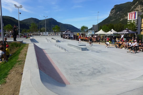 Impressions de l'inauguration du nouveau parc de loisirs avec skatepark, installation de parkour et de street workout à Mendrisio.