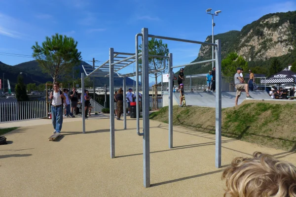 Impressions de l'inauguration du nouveau parc de loisirs avec skatepark, installation de parkour et de street workout à Mendrisio.