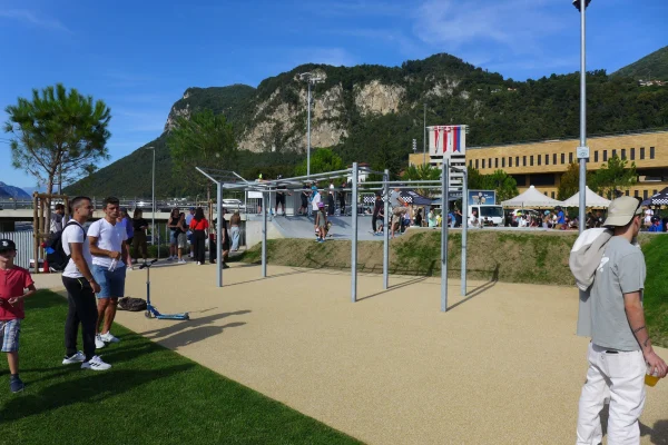 Impressions de l'inauguration du nouveau parc de loisirs avec skatepark, installation de parkour et de street workout à Mendrisio.