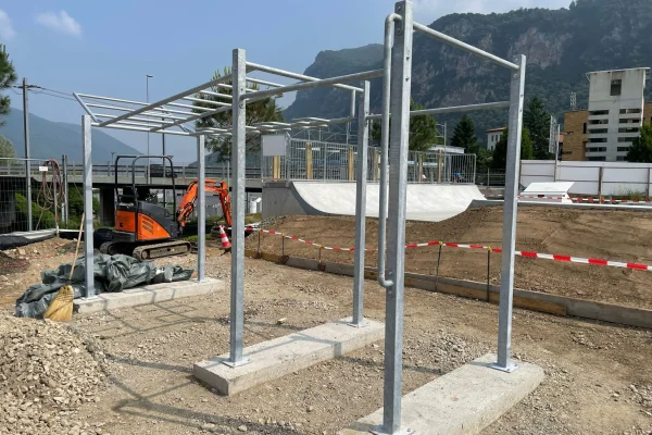Aperçu des travaux de construction du nouveau parc de loisirs avec skatepark, installation de parkour et de street workout à Mendrisio.