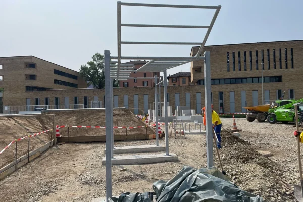 Aperçu des travaux de construction du nouveau parc de loisirs avec skatepark, installation de parkour et de street workout à Mendrisio.