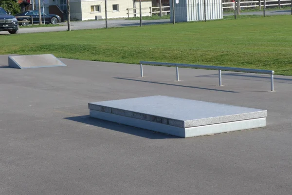 Manual pad flat rail kicker at the Ruggell Street Skatepark
