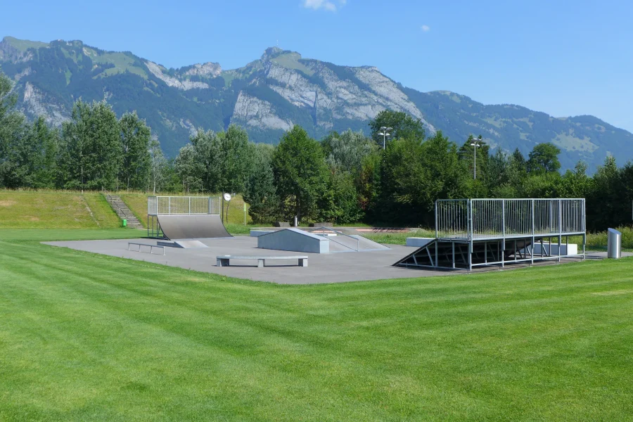 Aufnahme des Street Skateparks in Ruggell, Liechtenstein.