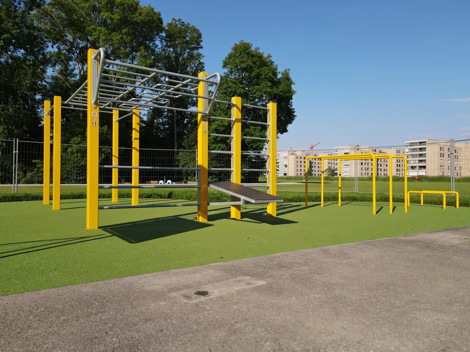 Installation de calisthenics à Opfikon avec barres parallèles et barres de pompes