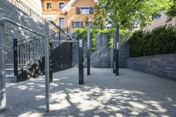 salle-de-sport-exterieure-lucerne-protection-epdm Vue de l’installation de Street-Workout privée à Lucerne.