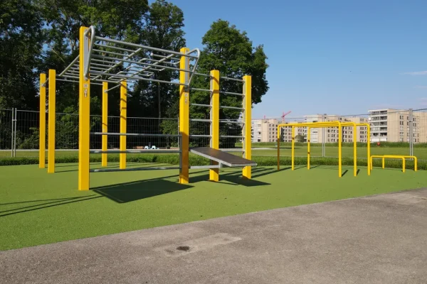 street-workout-opfikon-monkey-bars-barres-tractions-960w Installation de calisthenics à Opfikon avec barres parallèles et barres de pompes